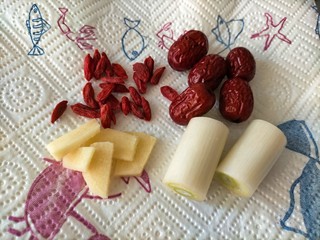 2、清亮排骨汤,配件准备好备用