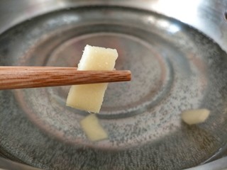 3、清亮排骨汤,烧水焯排骨，放入生姜3片