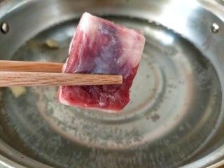 5、清亮排骨汤,水开始起泡时下排骨