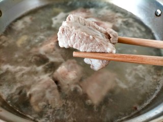 6、清亮排骨汤,焯至无血色