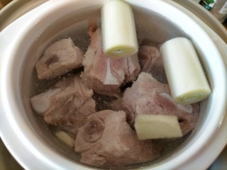 10、清亮排骨汤,放入生姜大葱