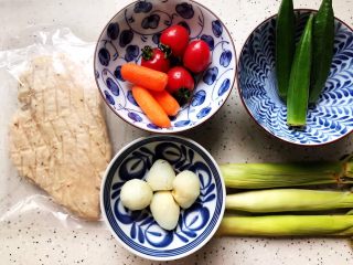 1、健康美味の鸡胸肉果蔬沙拉,首先我们准备好所有食材