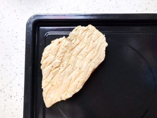 2、健康美味の鸡胸肉果蔬沙拉,蒸烤鸡胸肉放入烤盘