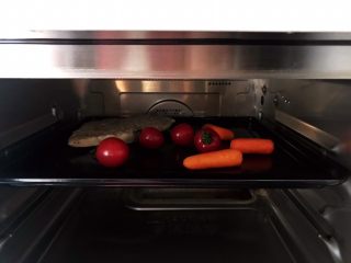 5、健康美味の鸡胸肉果蔬沙拉,放入烤箱