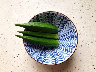 8、健康美味の鸡胸肉果蔬沙拉,这期间我们把秋葵去蒂洗净