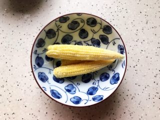 9、健康美味の鸡胸肉果蔬沙拉,玉米笋剥去外衣,洗净