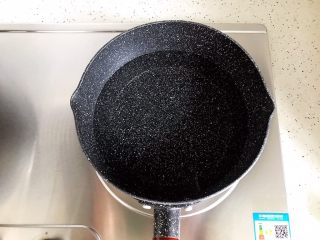 10、健康美味の鸡胸肉果蔬沙拉,锅内煮适量清水