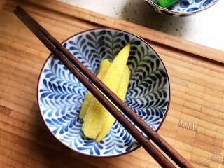 15、健康美味の鸡胸肉果蔬沙拉,玉米笋继续煮2分钟之后也夹出