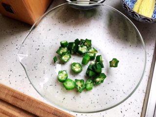 18、健康美味の鸡胸肉果蔬沙拉,秋葵切碎,放入沙拉碗