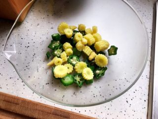 19、健康美味の鸡胸肉果蔬沙拉,玉米笋切碎