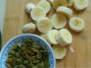 2、香蕉葡萄干豆浆,葡萄干淘洗干净，香蕉去皮切段。