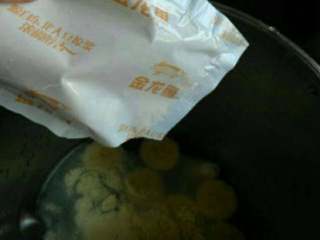 3、香蕉葡萄干豆浆,所有的食材放入豆浆机中，加适量清水。