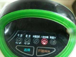 4、香蕉葡萄干豆浆,加盖按下八宝米糊键。