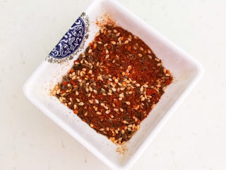 2、油炸蚕豆,调制干调料：细辣椒粉，花椒粉，孜然粉，熟白芝麻，精盐