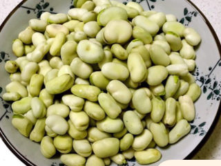 4、油炸蚕豆,把蚕豆剥出来