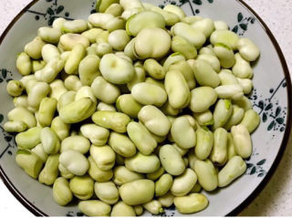 6、油炸蚕豆,把焯好的蚕豆捞出来，沥干水分