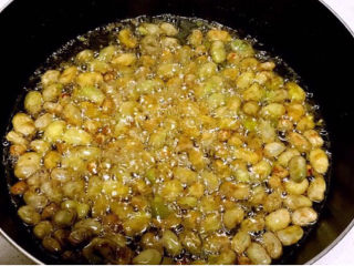 8、油炸蚕豆,油烧热后加入蚕豆，全程小火炸制