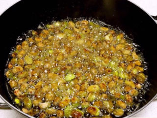 9、油炸蚕豆,炸制蚕豆表皮金黄就把蚕豆捞出来