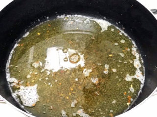 10、油炸蚕豆,锅里的玉米油继续加热