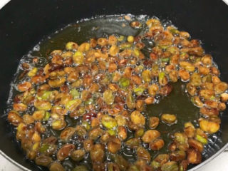 12、油炸蚕豆,炸至蚕豆漂浮起来即可