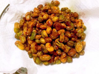 13、油炸蚕豆,把炸好的蚕豆捞出来，用厨房用纸吸去多余的油脂