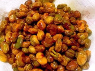 14、油炸蚕豆,撒入干调料，调匀即可