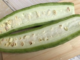 1、绿色美食~苦瓜炒蛋,苦瓜洗干净,对半切开