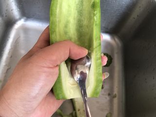 2、绿色美食~苦瓜炒蛋,用勺子把中间白色部分刮掉
