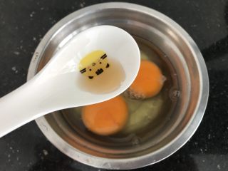 6、绿色美食~苦瓜炒蛋,加入少许料酒