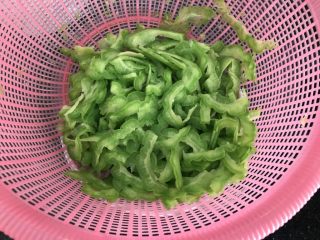 12、绿色美食~苦瓜炒蛋,捞出来沥干水分