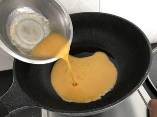 14、绿色美食~苦瓜炒蛋,蛋液倒进去