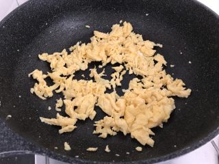 16、绿色美食~苦瓜炒蛋,盛出备用