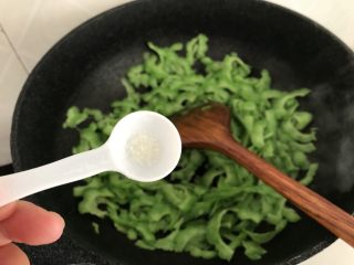 18、绿色美食~苦瓜炒蛋,加入一点点糖提味