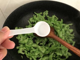 19、绿色美食~苦瓜炒蛋,加入少许盐,翻炒均匀