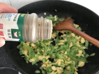21、绿色美食~苦瓜炒蛋,出锅前洒少许胡椒粉调味,就ok了!