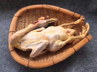 1、柠檬鸭～家乡的味道,准备土鸭一只，去毛去内脏洗净干净。