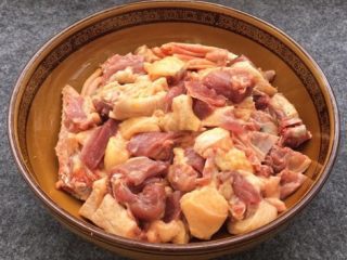 2、柠檬鸭～家乡的味道,鸭肉用刀剁成小块放盘中待用。