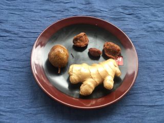 3、柠檬鸭～家乡的味道,做柠檬鸭，其他调料无法代替的酸柠檬、酸梅和老姜1块（酸柠檬和酸梅是从广西老家带回来的，是一种用盐进行腌制，可以放很长时间不会坏的调料，酸柠檬和酸梅越陈越香）