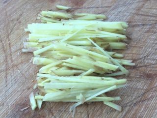 4、柠檬鸭～家乡的味道,姜用刀切成丝，这样姜的味道更好融合鸭肉中。