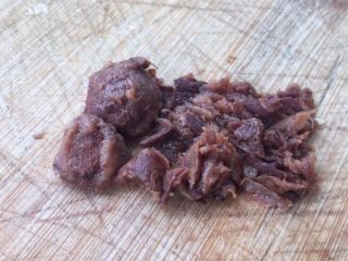 6、柠檬鸭～家乡的味道,酸梅也剁碎。