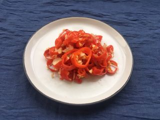 7、柠檬鸭～家乡的味道,20克酸辣椒切成小段放入盘中备用。