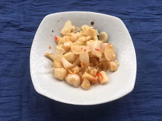 8、柠檬鸭～家乡的味道,10克茭头切成小块放入盘中备用。