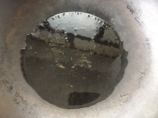 9、柠檬鸭～家乡的味道,锅中倒入少许油烧热（油不需要太多，等一下煸炒鸭肉也会出油的）