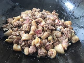 11、柠檬鸭～家乡的味道,慢慢翻炒把鸭肉中的油脂煸炒出来。