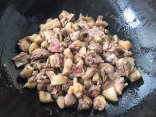 10、柠檬鸭～家乡的味道,倒鸭肉入锅翻炒均匀。