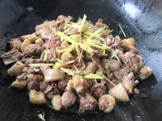 12、柠檬鸭～家乡的味道,添加姜丝一起翻炒。