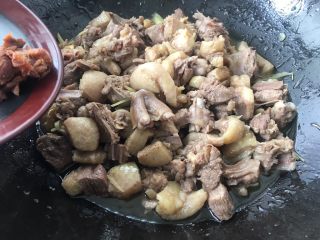 13、柠檬鸭～家乡的味道,放入酸梅碎一起翻炒。