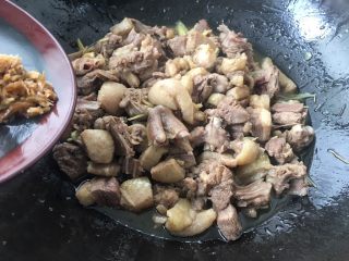 14、柠檬鸭～家乡的味道,接下来倒入酸柠檬碎，