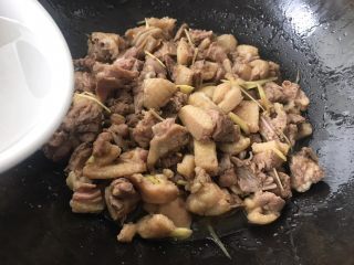 15、柠檬鸭～家乡的味道,倒入30毫升白酒一起翻炒，白酒一定要足，多放白酒可以去除鸭肉腥味儿。