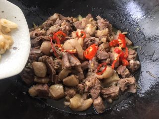 16、柠檬鸭～家乡的味道,10克茭头一起倒入锅翻炒片刻。